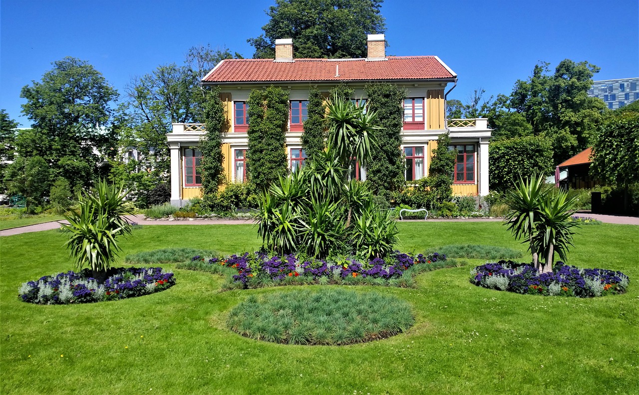 Hal met verticale tuin vol varens. Hal met verticale tuin vol varens.