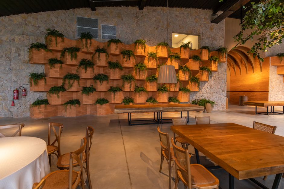 Moderne keuken met kunstige groene wanddecoratie. Moderne keuken met kunstige groene wanddecoratie.