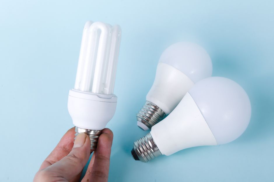 Smart verlichting in moderne herfstavondomgeving. Smart verlichting in moderne herfstavondomgeving.